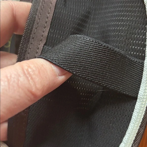 SHERPANI ZOE crossbody wallet. Mini essentials purse. Zipper closed. - Picture 7 of 8